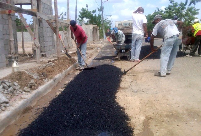 Alcaldía de Moca, desarrolla bacheo técnico en distintas calles y sectores de la ciudad